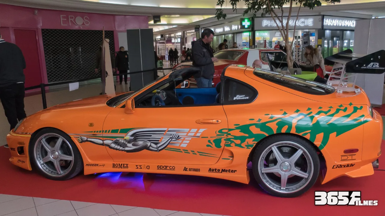 Toyota Supra laranja com o visual do carro de Brian O'Conner em uma mostra de Velozes e Furiosos